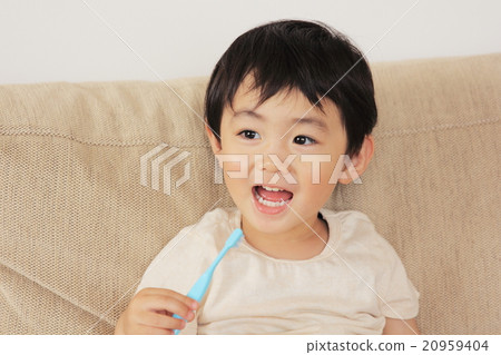 Infant to brush teeth Infant to brush teeth 20959404
