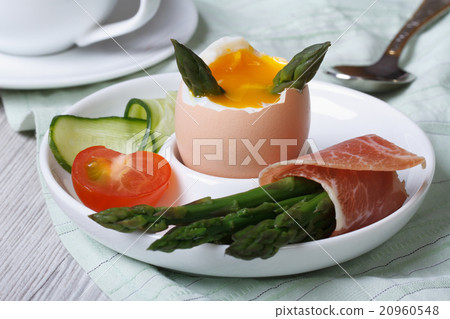 Boiled egg with green asparagus, ham and vegetable 20960548