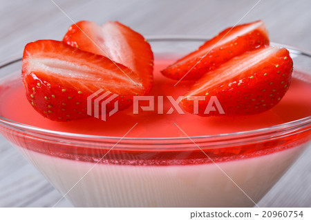 delicate panna cotta with strawberries 20960754