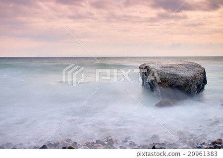 Romantic atmosphere at smooth wavy sea 20961383