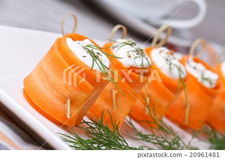 Rolls of fresh carrots with soft cheese 20961481