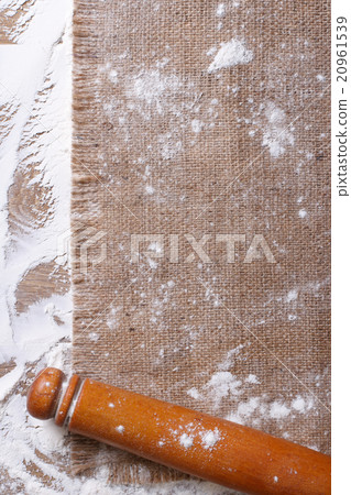 rolling pin on sackcloth and sprinkled flour rolling pin on sackcloth and sprinkled flour 20961539