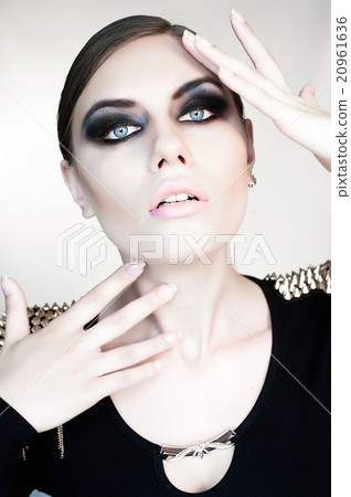 Young beautiful woman in black with gothic fashion makeup , posi 20961636