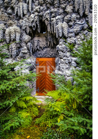 Door in wall in Wallenstein Palace Garden Door in wall in Wallenstein Palace Garden 20963310