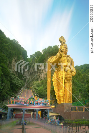 Statue of hindu god Muragan at Batu caves 20963835