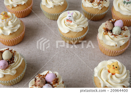Homemade Easter cupcakes 20964400