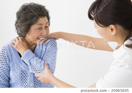 Portrait Senior woman doing a massage with a lady's young lady 20965695