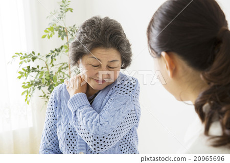Portrait Senior woman doing a massage with a lady's young lady Portrait Senior woman doing a massage with a lady's young lady 20965696