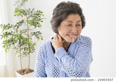 Portrait Senior woman doing a massage with a lady's young lady Portrait Senior woman doing a massage with a lady's young lady 20965697