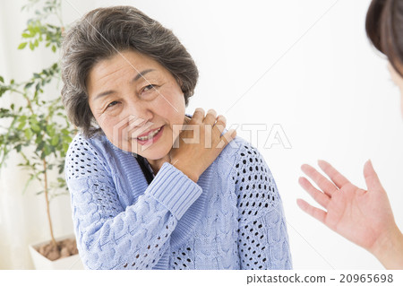 Portrait Senior woman doing a massage with a lady's young lady 20965698