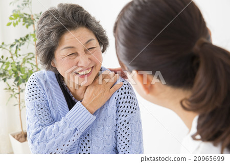 Portrait Senior woman doing a massage with a lady's young lady Portrait Senior woman doing a massage with a lady's young lady 20965699