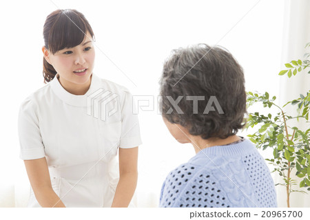 Portrait Senior woman doing a massage with a lady's young lady Portrait Senior woman doing a massage with a lady's young lady 20965700