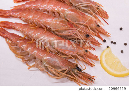 Raw shrimps ready for cooking with lemon, pepper 20966339