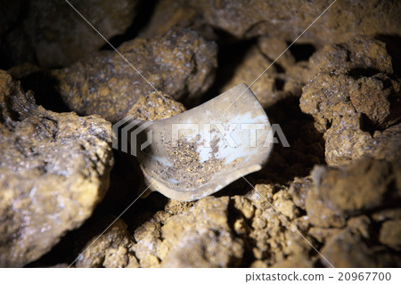 在縣政府坑(沖繩縣那霸市)的陶器碎片 在縣政府坑(沖繩縣那霸市)的陶器碎片 20967700