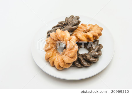 Donuts on white dishes Donuts on white dishes 20969310