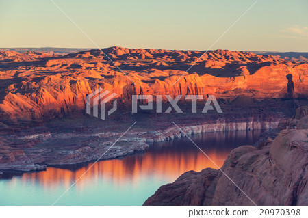 Powell lake Powell lake 20970398