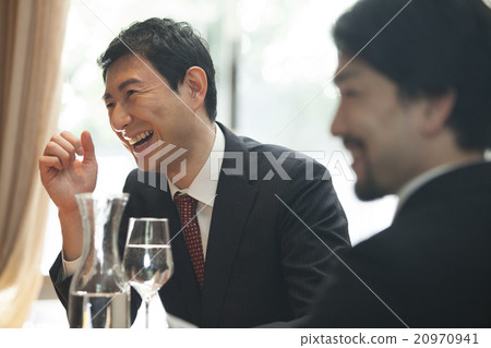 一個吃晚飯的男人 一個吃晚飯的男人 20970941