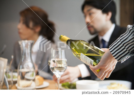 Male and female to eat dinner 20970945