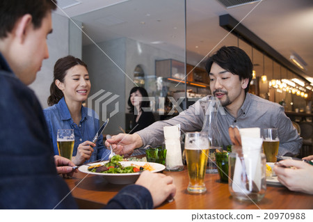 男人和女人吃午飯 20970988
