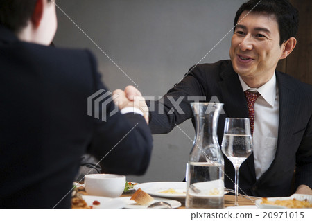 一個吃晚飯的男人 一個吃晚飯的男人 20971015