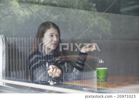 A foreign woman in a cafe 20971023