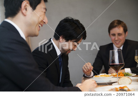A man who eats dinner 20971064