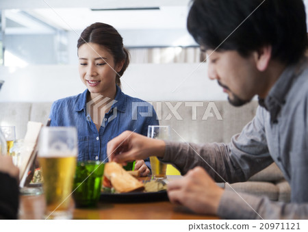 男人和女人吃午飯 20971121