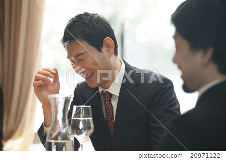 一個吃晚飯的男人 20971122