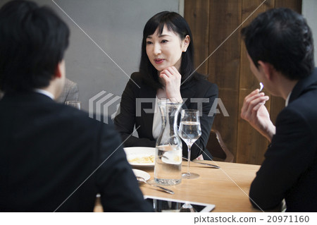 男女吃晚餐 20971160