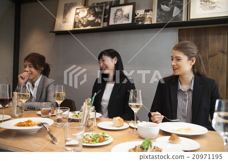 一個女人在吃晚飯 20971195
