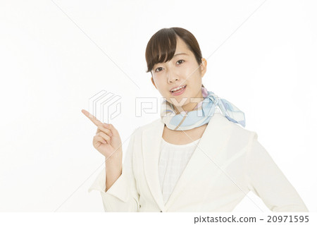 指向手指照相機神色白色後面的女商人圍巾 20971595