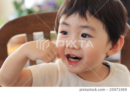 蹣跚學步的孩子吃美味的小吃 蹣跚學步的孩子吃美味的小吃 20971989