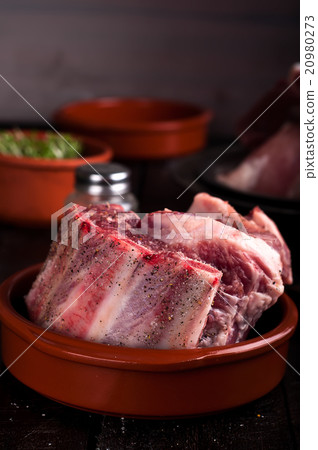 pork ribs on cutting board pork ribs on cutting board 20980273