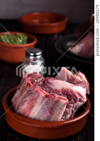 pork ribs on cutting board pork ribs on cutting board 20980279