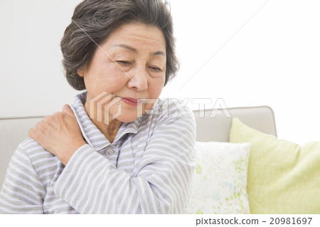穿著睡衣的高級女性 20981697