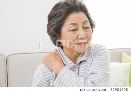 穿著睡衣的高級女性 20981698