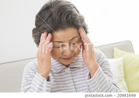 穿著睡衣的高級女性 20981699