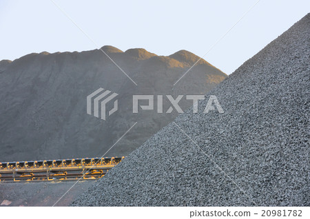 Coal yard in heaps for industrial use 20981782
