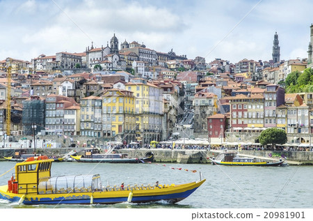 Panoramic view of Porto from Douro River, Portugal 20981901