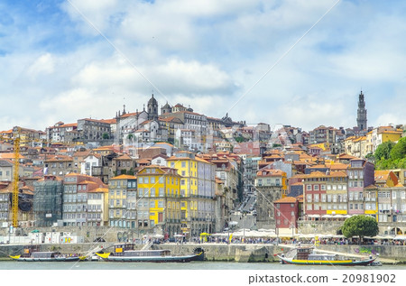 Panoramic view of oldtown Porto, Portugal 20981902