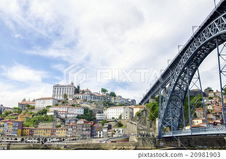 Panoramic view oldtown Porto with bridge, Portugal Panoramic view oldtown Porto with bridge, Portugal 20981903