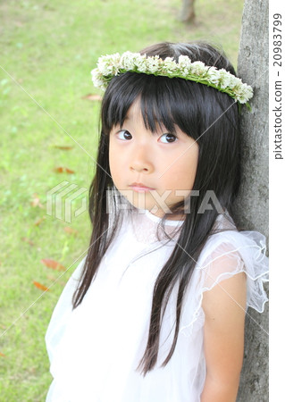 穿白色三葉草的布料女孩 20983799