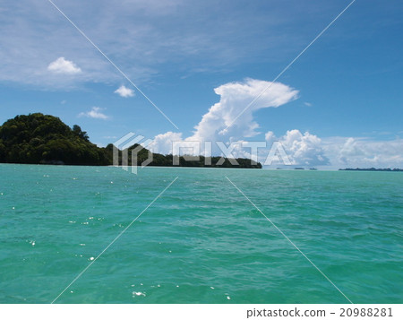 翡翠綠色的海洋和岩石島嶼一直到帕勞人可以看到 20988281