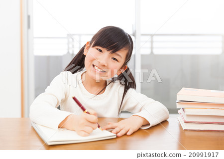 Elementary school girl studying at home Elementary school girl studying at home 20991917