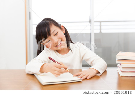 Elementary school girl studying at home Elementary school girl studying at home 20991918