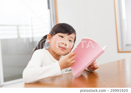 在家讀書的小學女孩 20991920