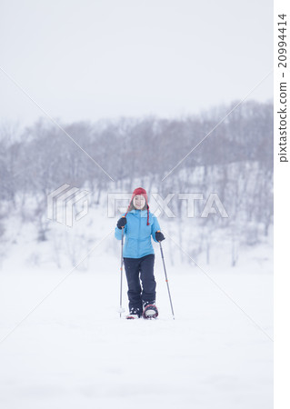 採取雪靴的婦女 20994414