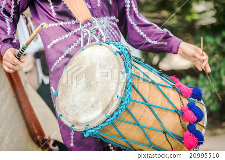Man drumming 20995510