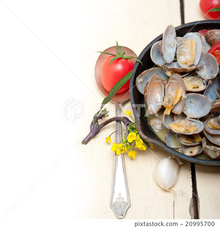 fresh clams on an iron skillet fresh clams on an iron skillet 20995700