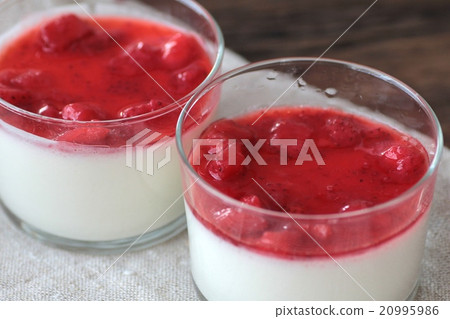 Two-layer strawberry yogurt jelly in a glass cup Two-layer strawberry yogurt jelly in a glass cup 20995986